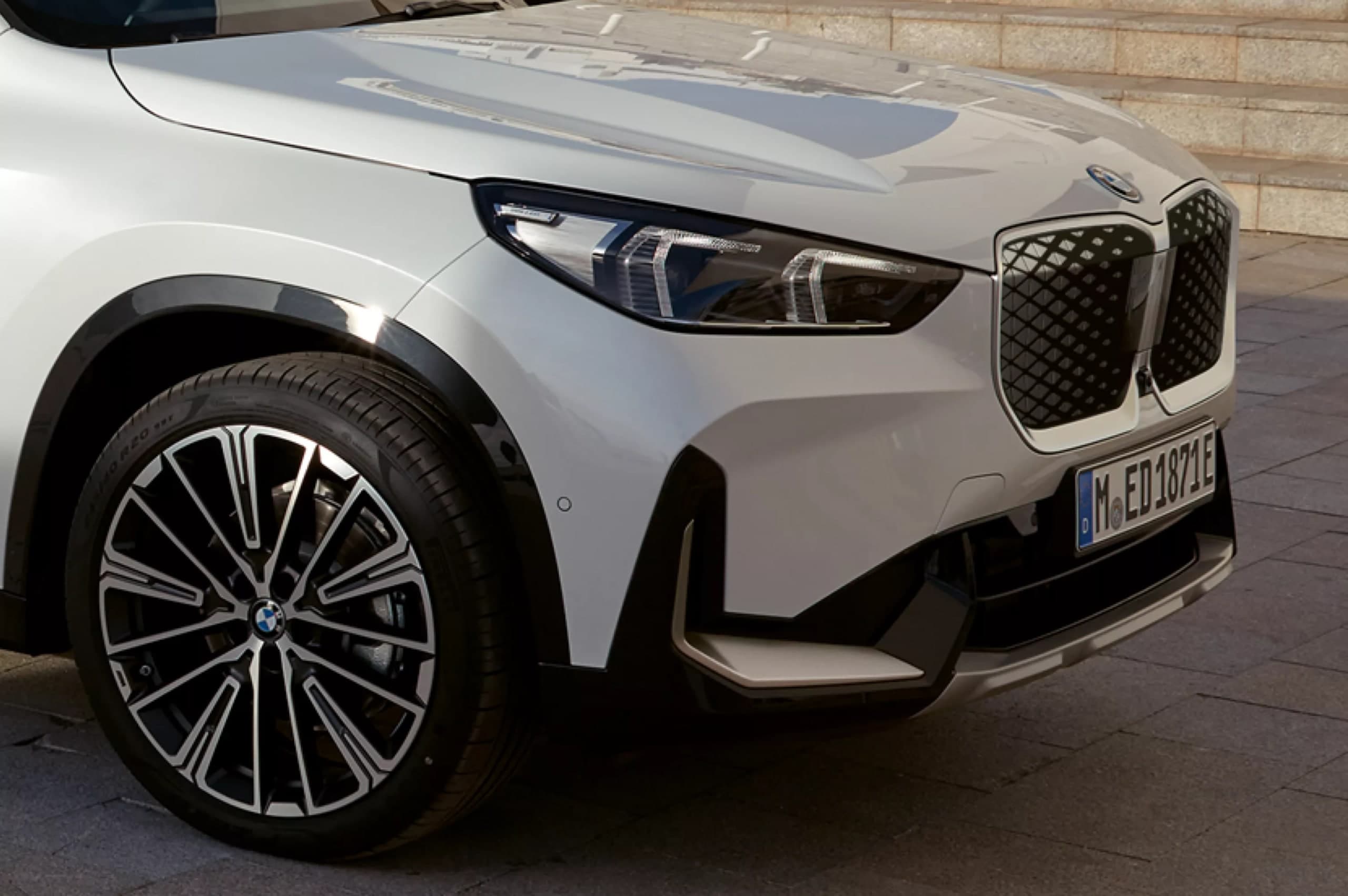 BMW iX1 warna putih, close-up lampu hadapan LED