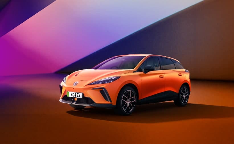 MG4 EV warna Volcano Orange, pandangan sisi