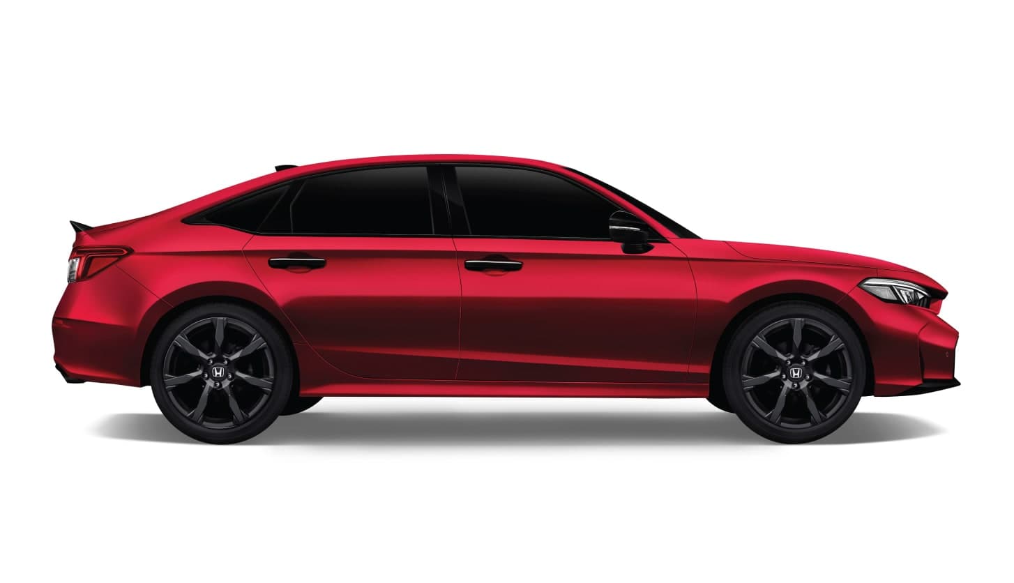 Honda Civic RS warna merah, pandangan sisi, latar studio putih