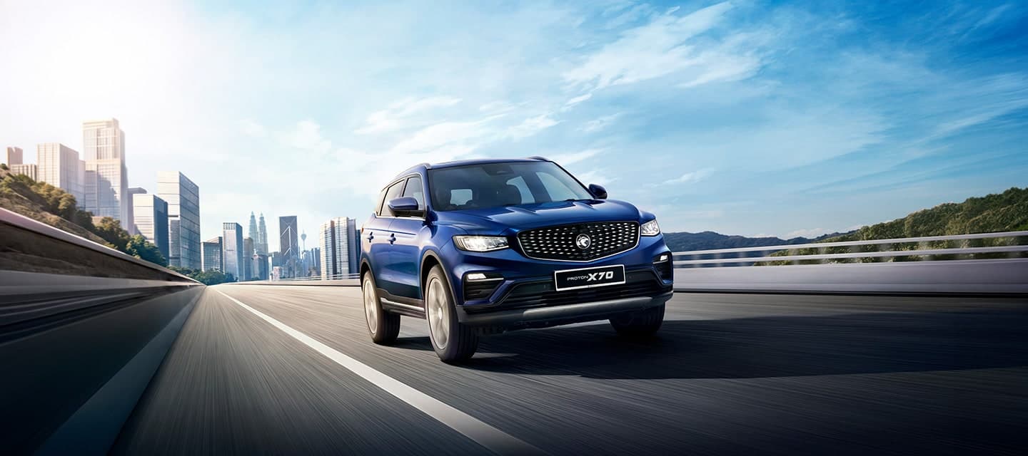 Proton X70 warna Marine Blue, pandangan hadapan tiga suku