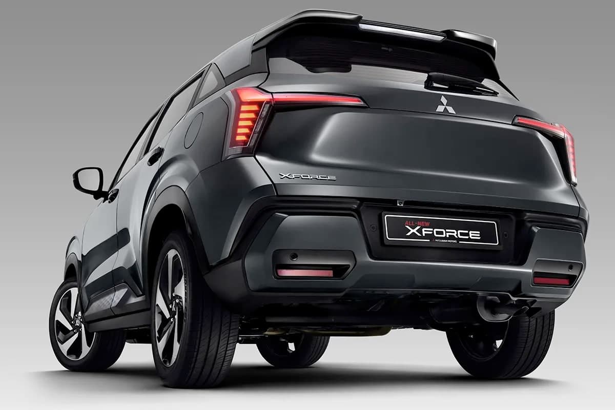 Mitsubishi Xforce warna Graphite Gray, pandangan belakang tiga suku
