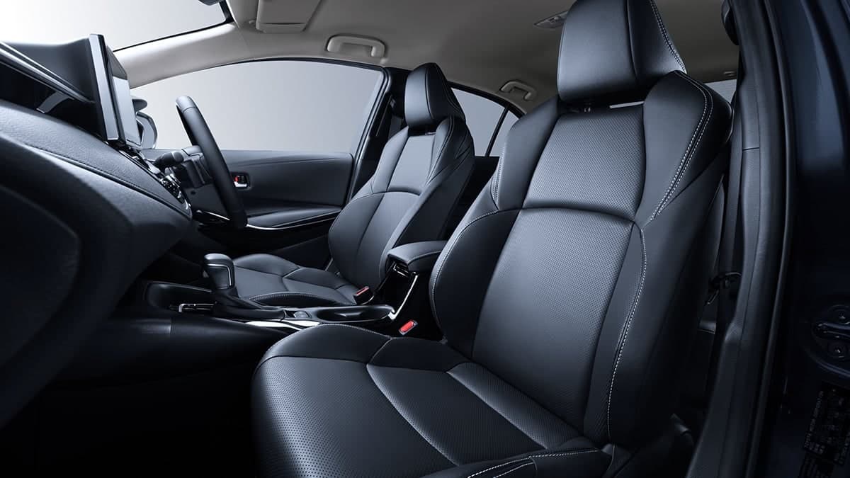 Tempat duduk kulit hitam Toyota Corolla