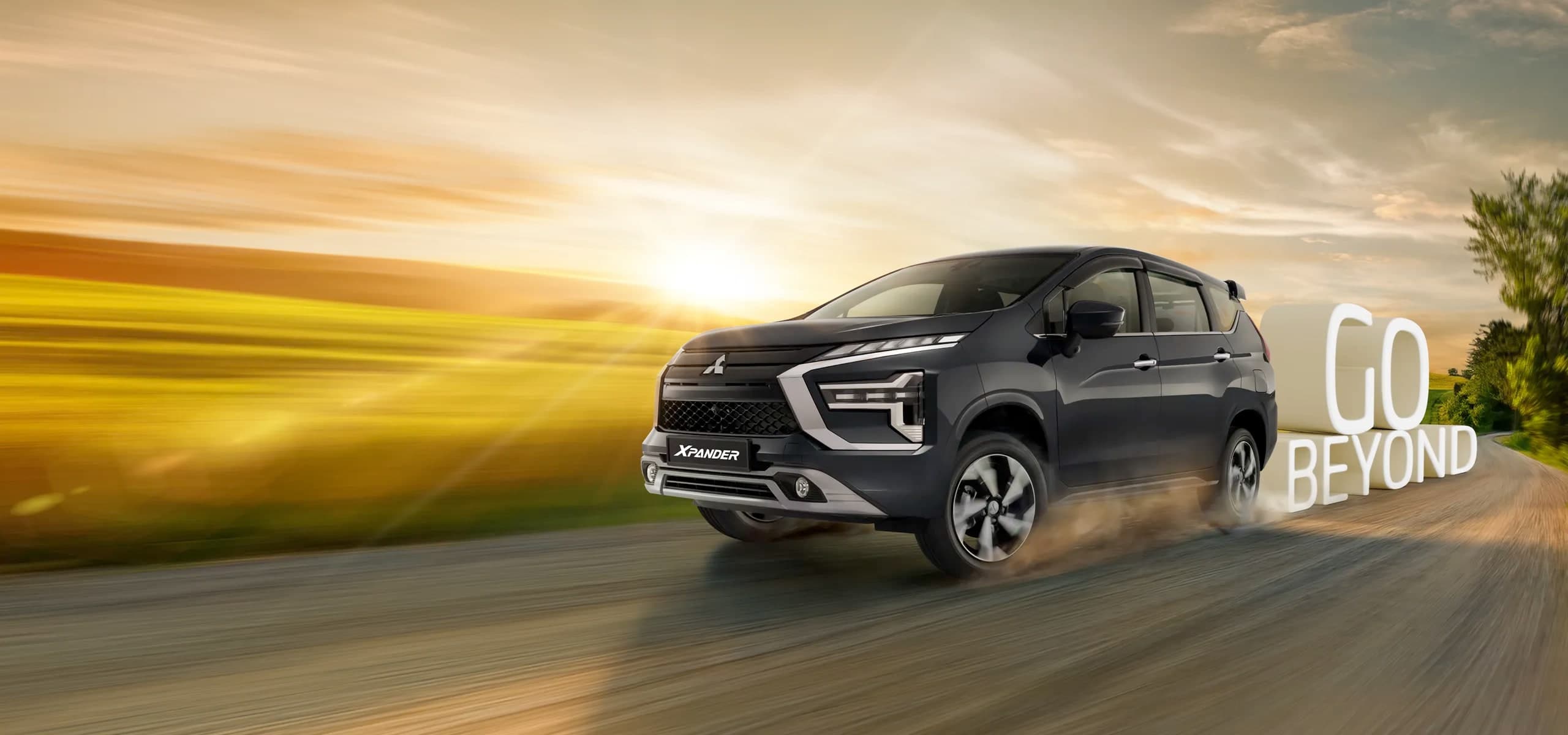 Mitsubishi Xpander warna Graphite Grey, pandangan hadapan tiga suku waktu senja
