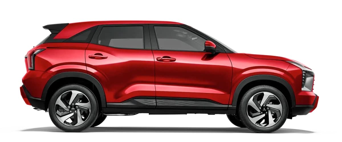 Mitsubishi Xforce warna Red Metallic, pandangan sisi