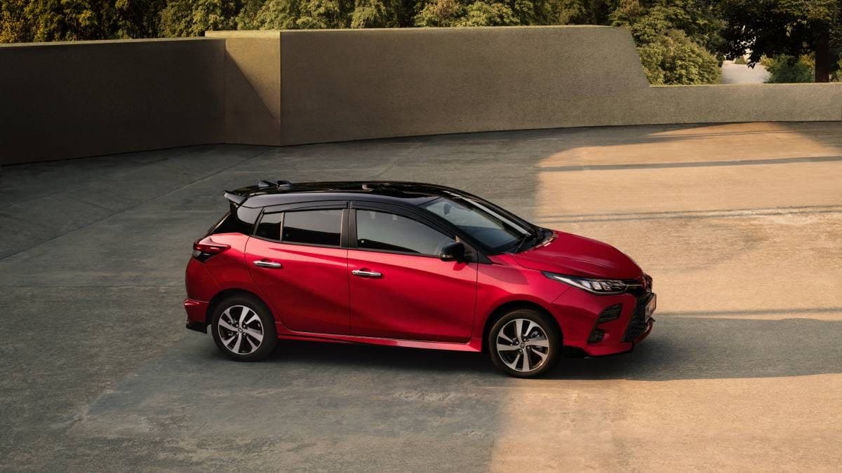 Toyota Yaris dwi-warna merah, pandangan sisi