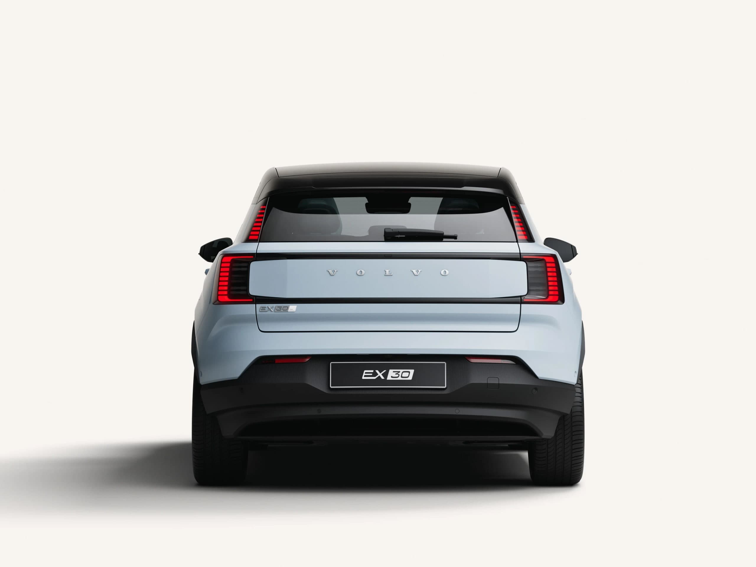 Volvo EX30 warna Cloud Blue, pandangan belakang