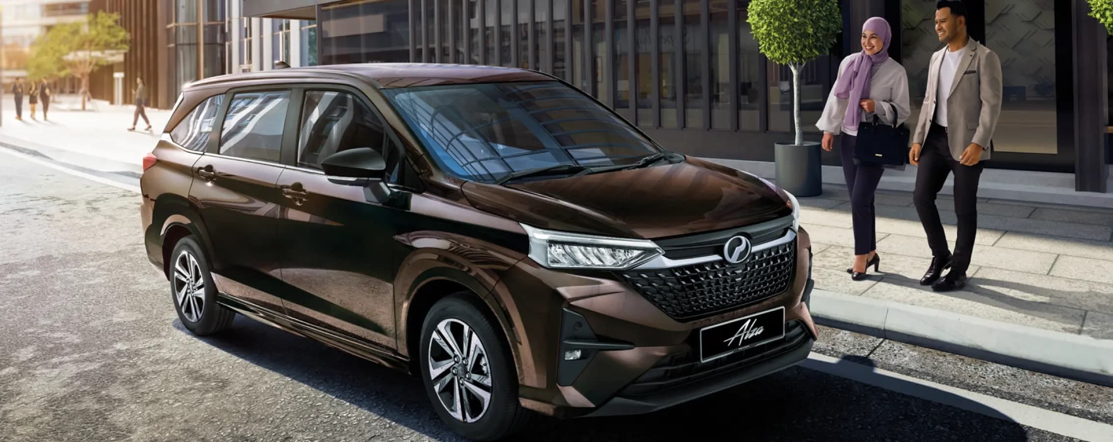 Perodua Alza warna Vintage Brown, pandangan hadapan tiga suku