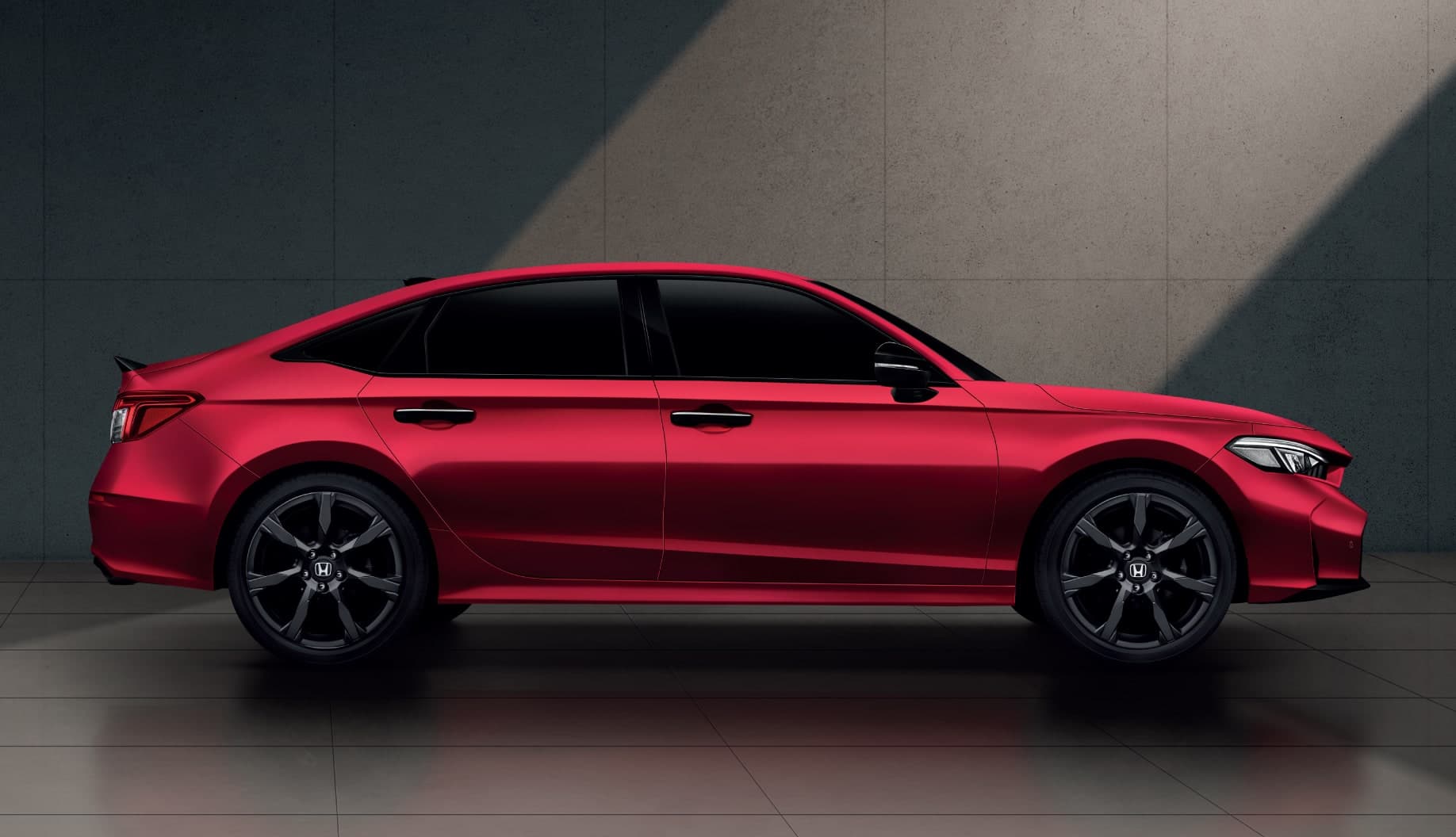 Honda Civic RS warna merah, pandangan sisi, latar bilik pameran