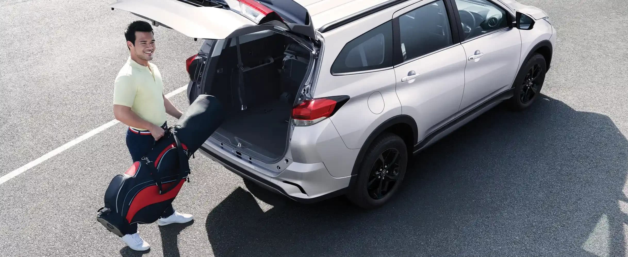 Perodua Aruz warna perak, but belakang terbuka