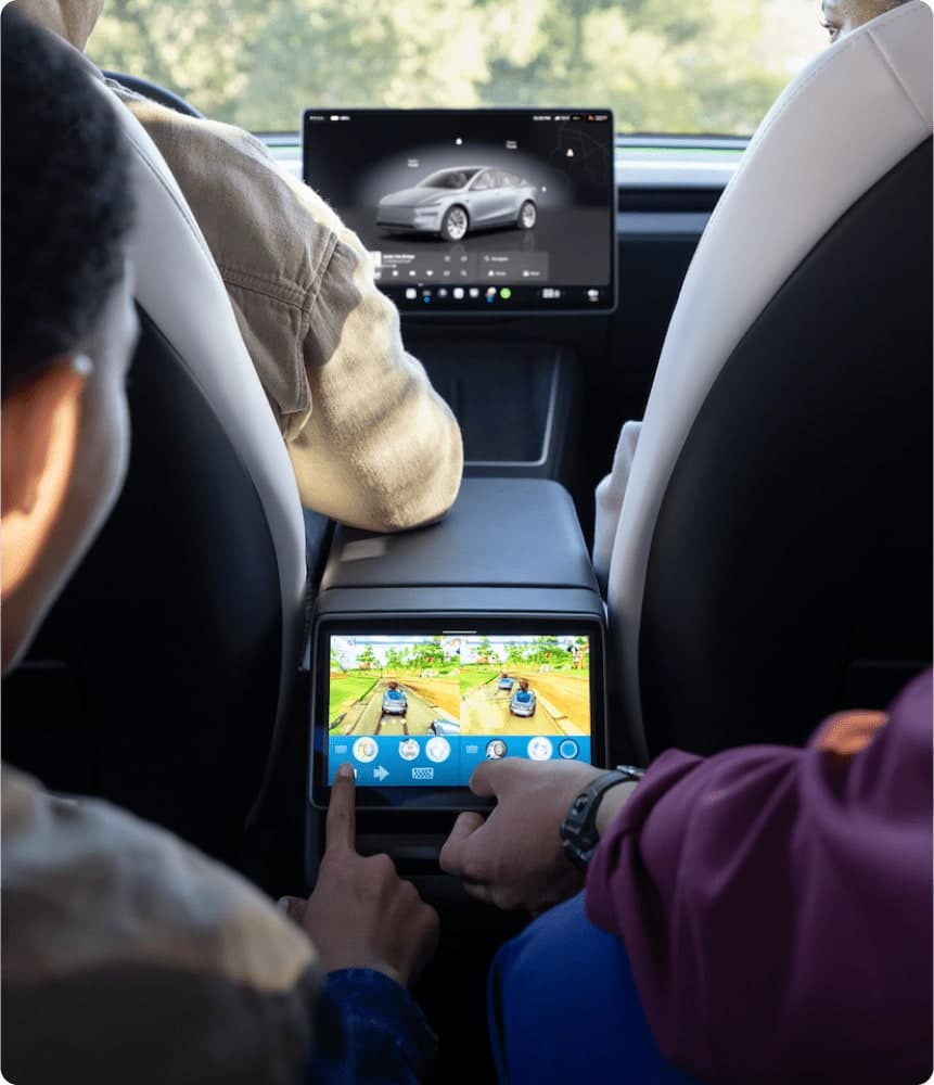 Skrin hiburan belakang Tesla Model Y
