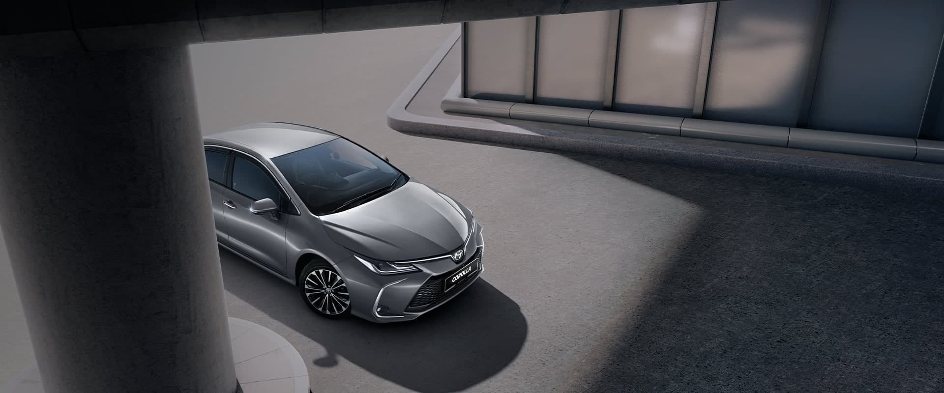 Toyota Corolla warna kelabu metalik, pandangan hadapan tiga suku