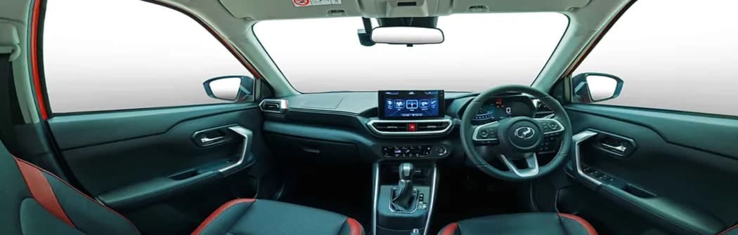 Ruang dalam Perodua Ativa, tempat duduk hadapan dengan aksen merah