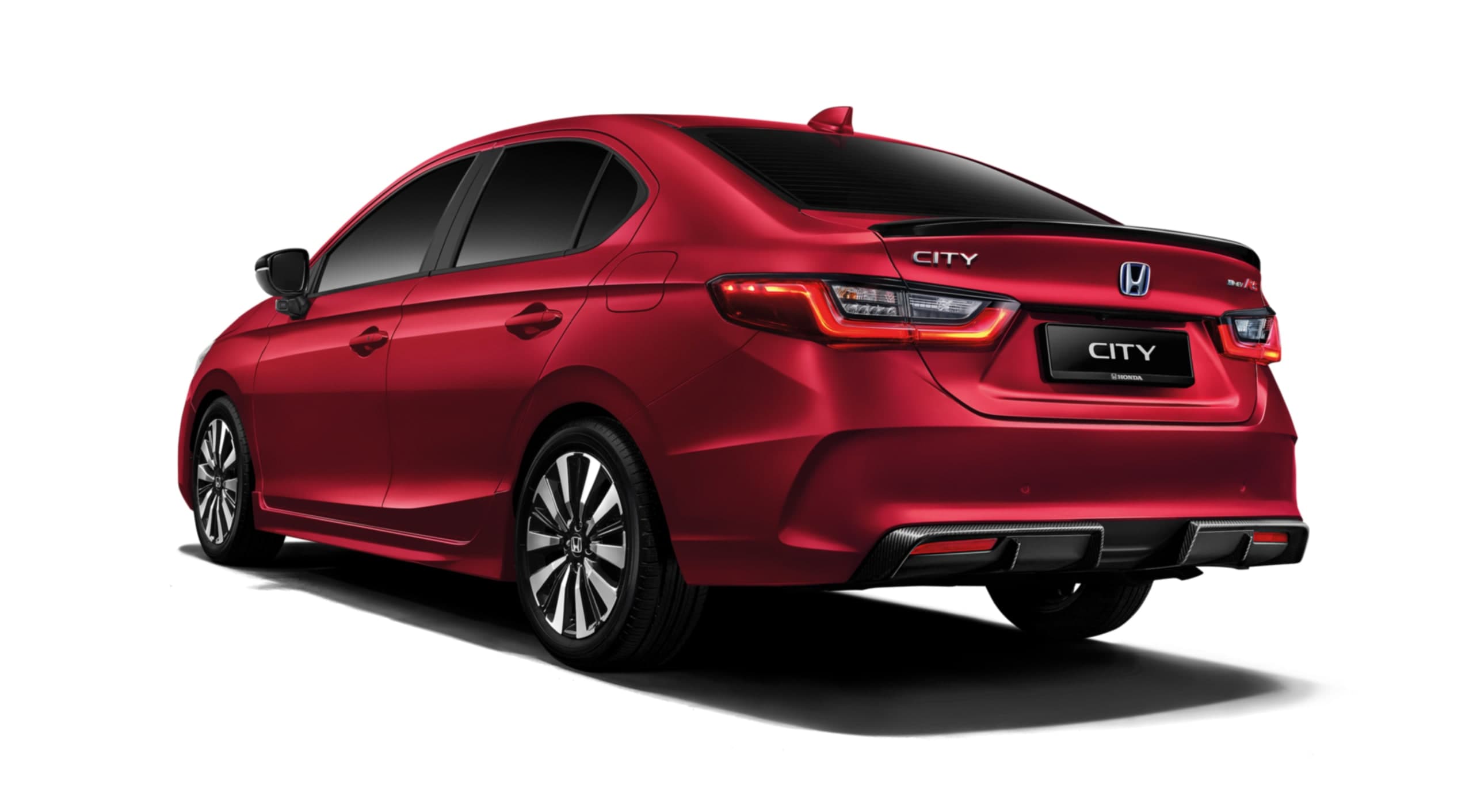Honda City RS warna Ignite Red Metallic, pandangan belakang tiga suku