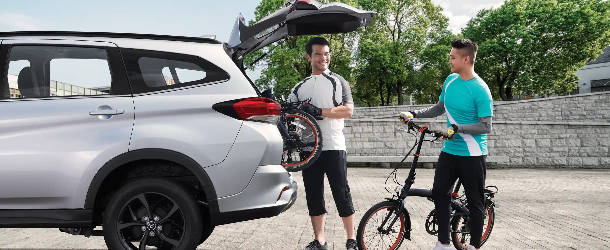 Perodua Aruz warna perak, but belakang terbuka dengan peralatan sukan