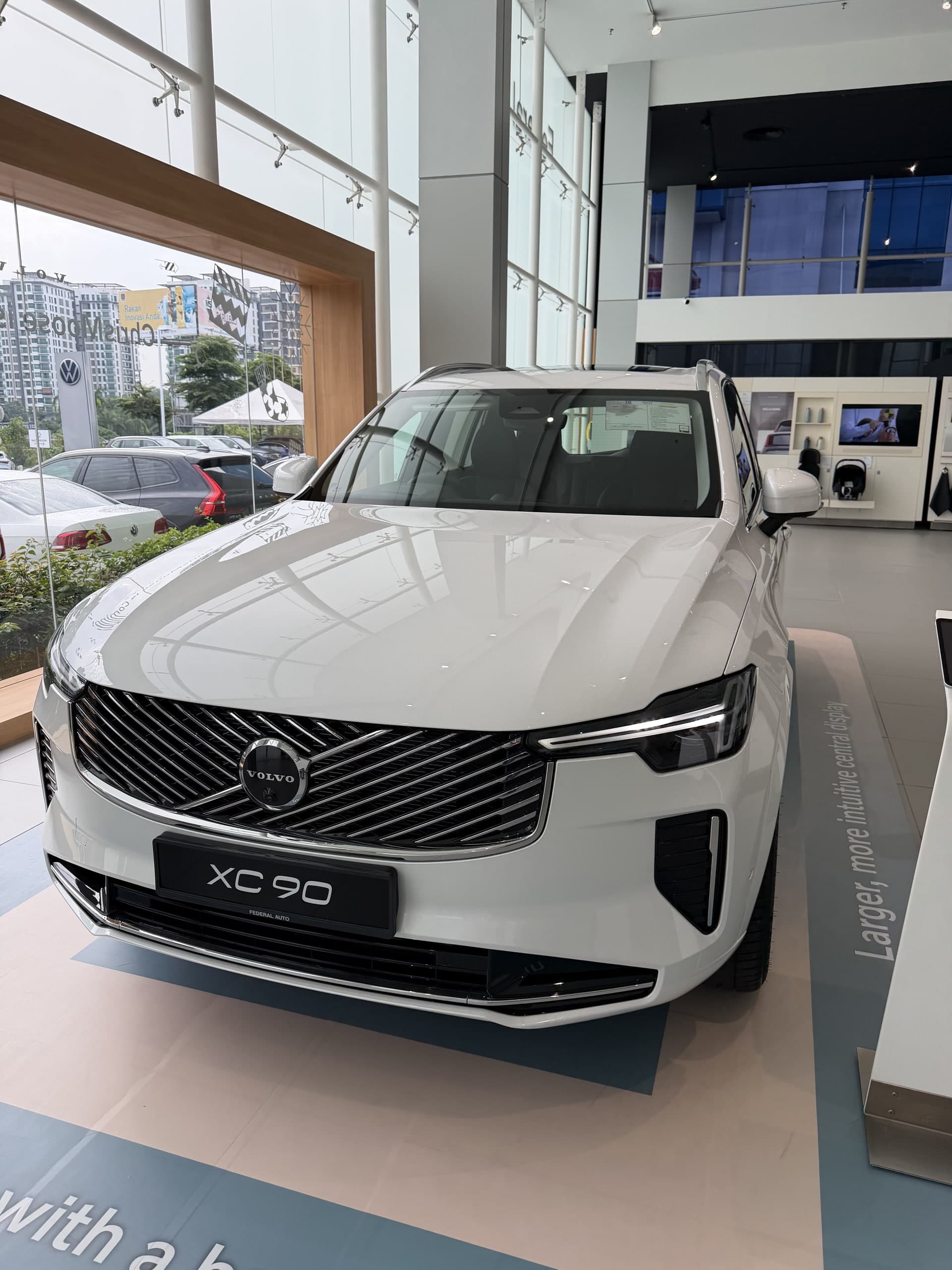 Volvo XC90 T8 plug-in hybrid warna putih dipamerkan dari hadapan di bilik pameran Volvo