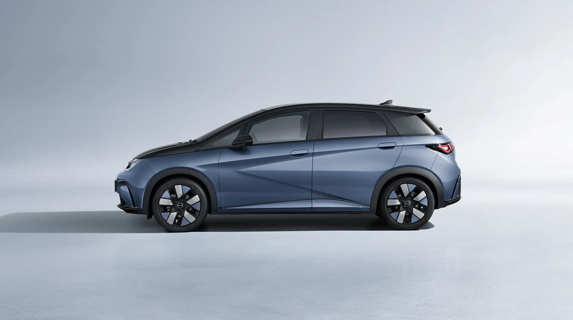 BYD Dolphin warna biru dengan bumbung hitam, pandangan sisi