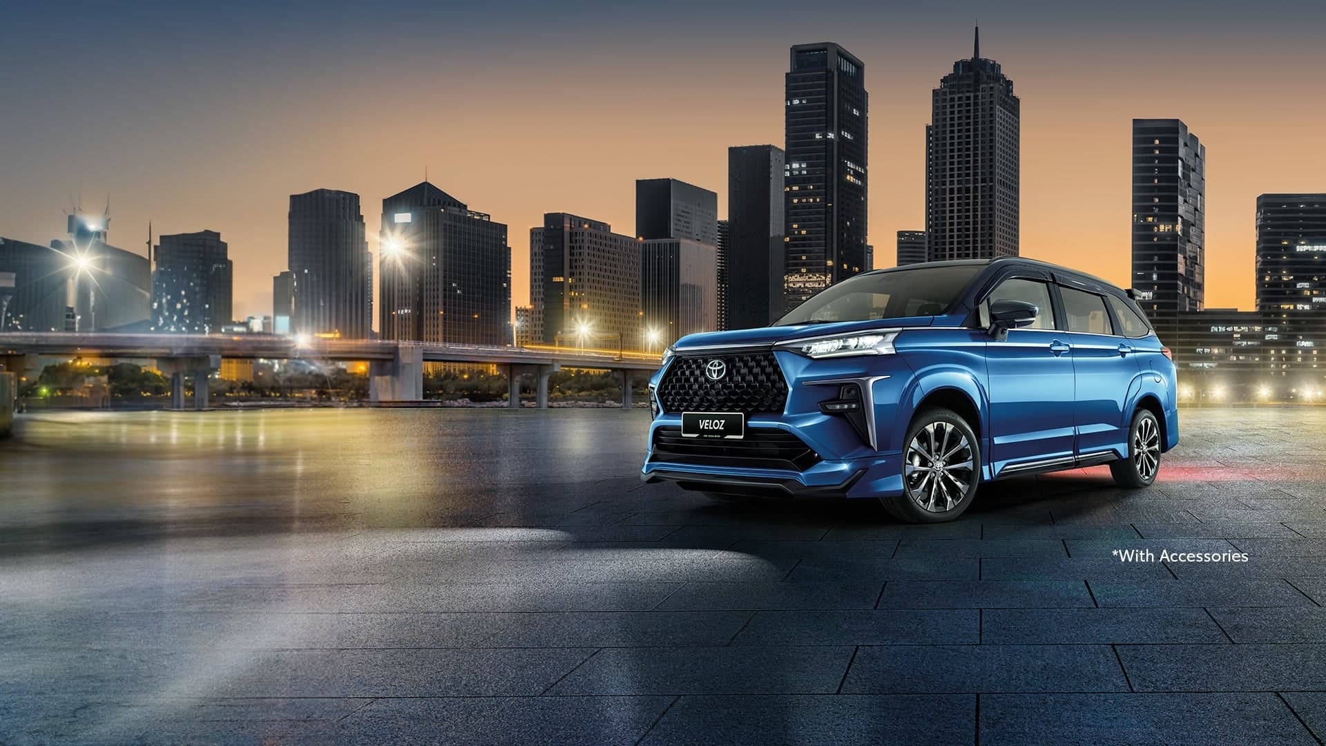 Toyota Veloz warna biru metalik dengan bumbung hitam, waktu malam