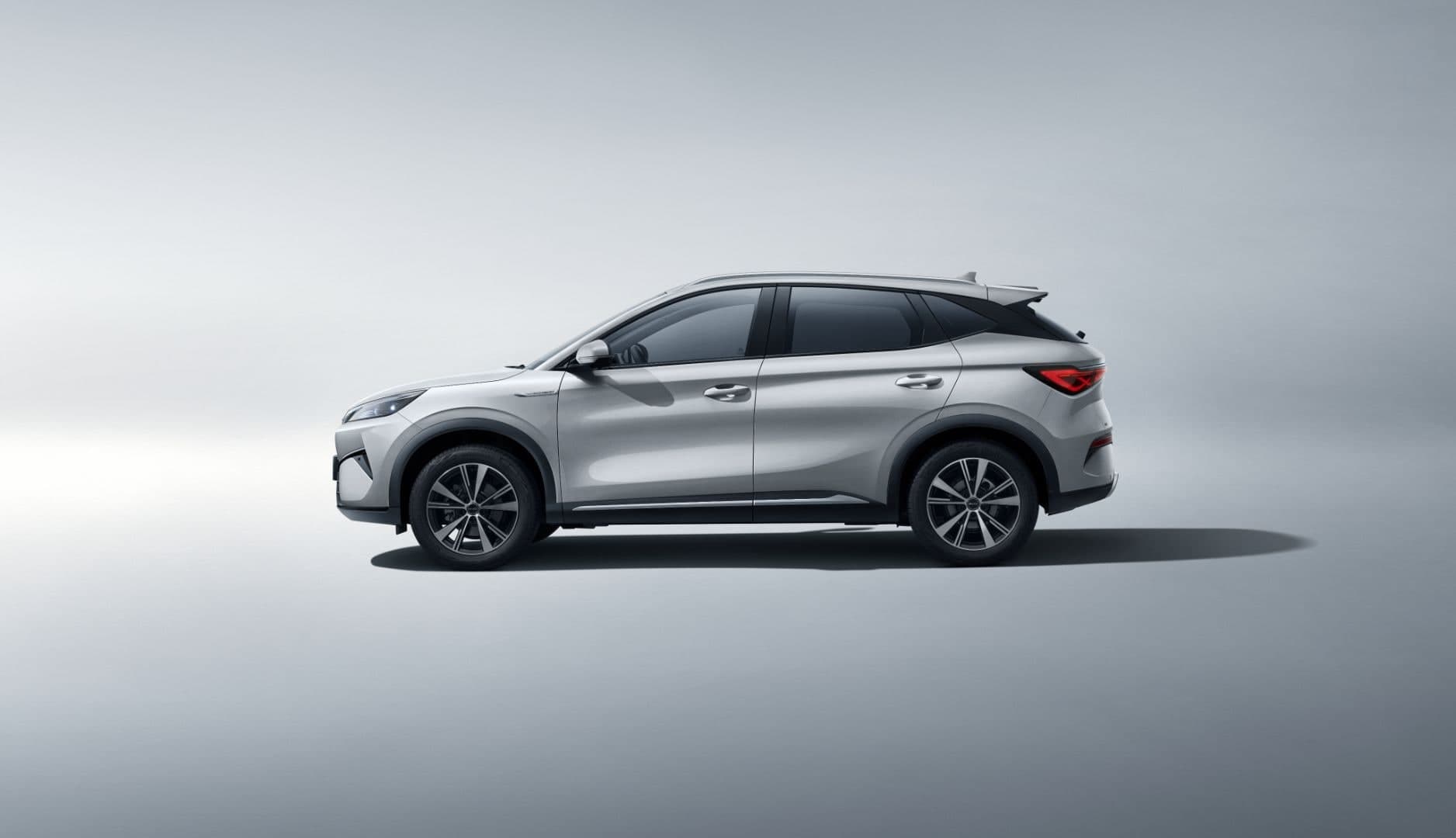 BYD Atto 3 warna Ski White, pandangan sisi