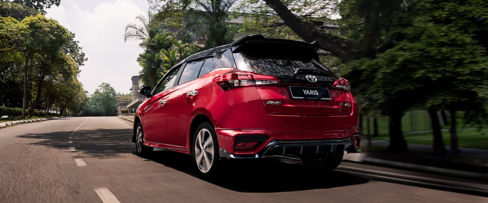 Toyota Yaris dwi-warna merah, pandangan hadapan tiga suku rendah