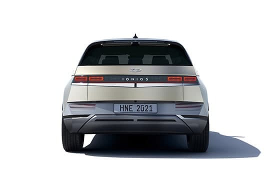 Hyundai IONIQ 5, pandangan belakang, latar studio