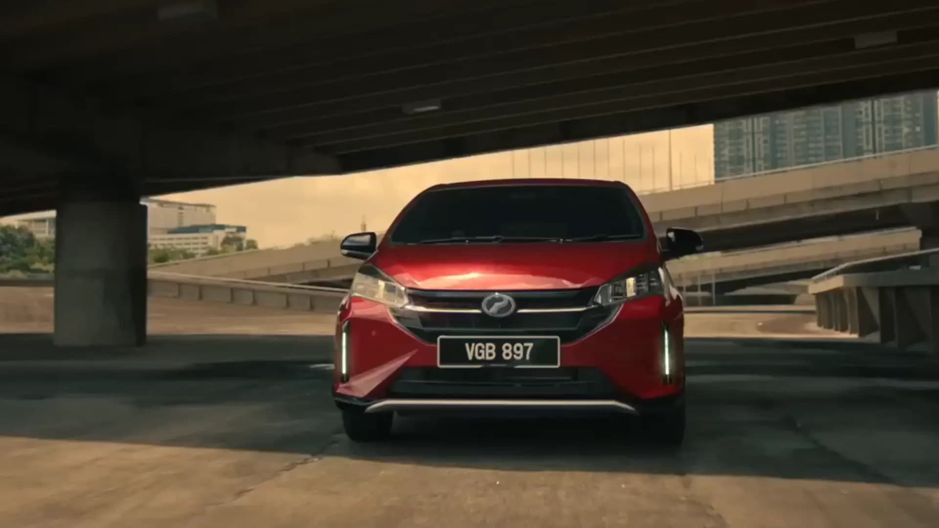 Perodua Myvi warna Cranberry Red, pandangan hadapan tiga suku
