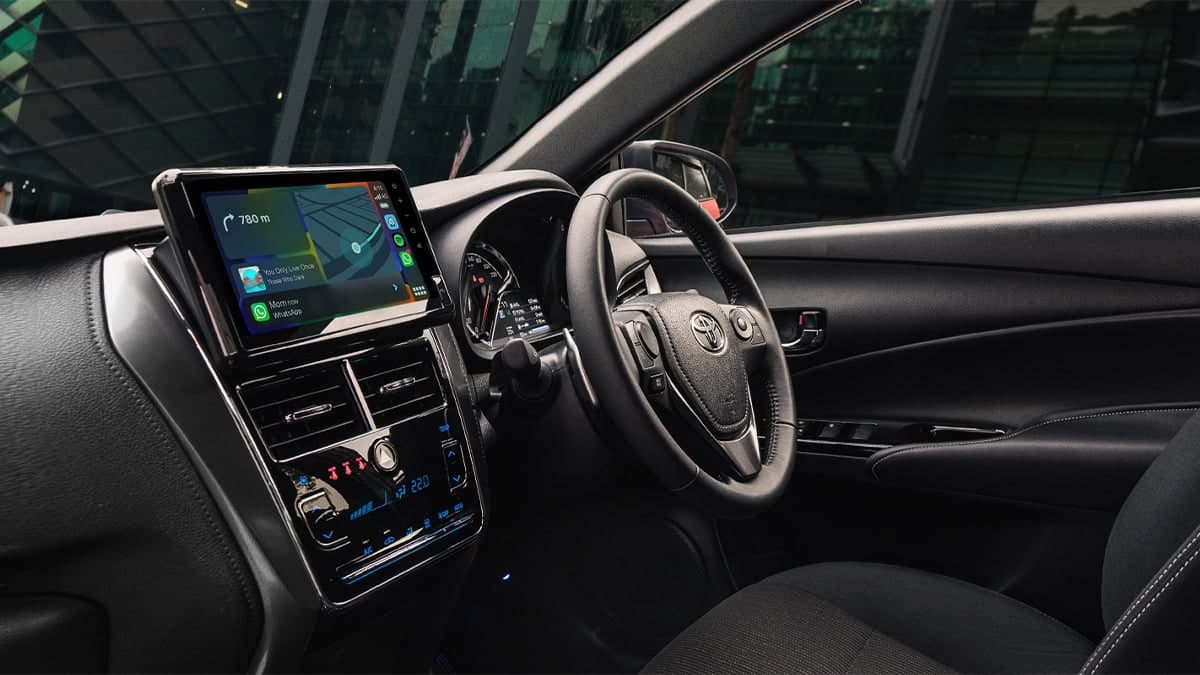 Ruang dalam Toyota Yaris, dashboard dan skrin infotainment