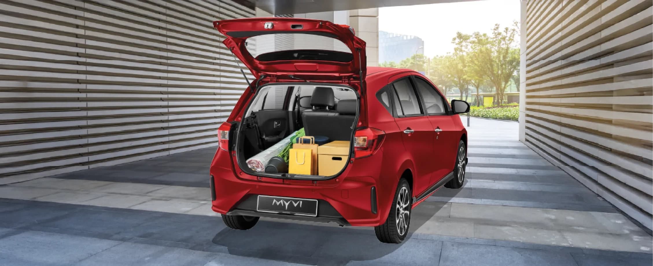 Perodua Myvi but belakang terbuka menunjukkan ruang bagasi, warna Cranberry Red
