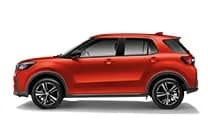 Perodua Ativa varian AV warna Pearl Delima Red dengan bumbung hitam, pandangan sisi