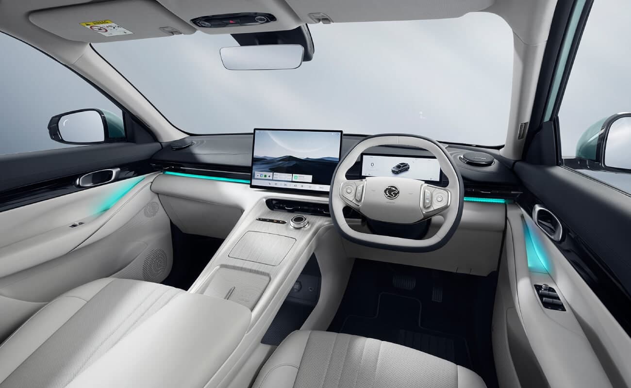 Ruang dalam Proton e.MAS 7 dengan interior Alabaster White