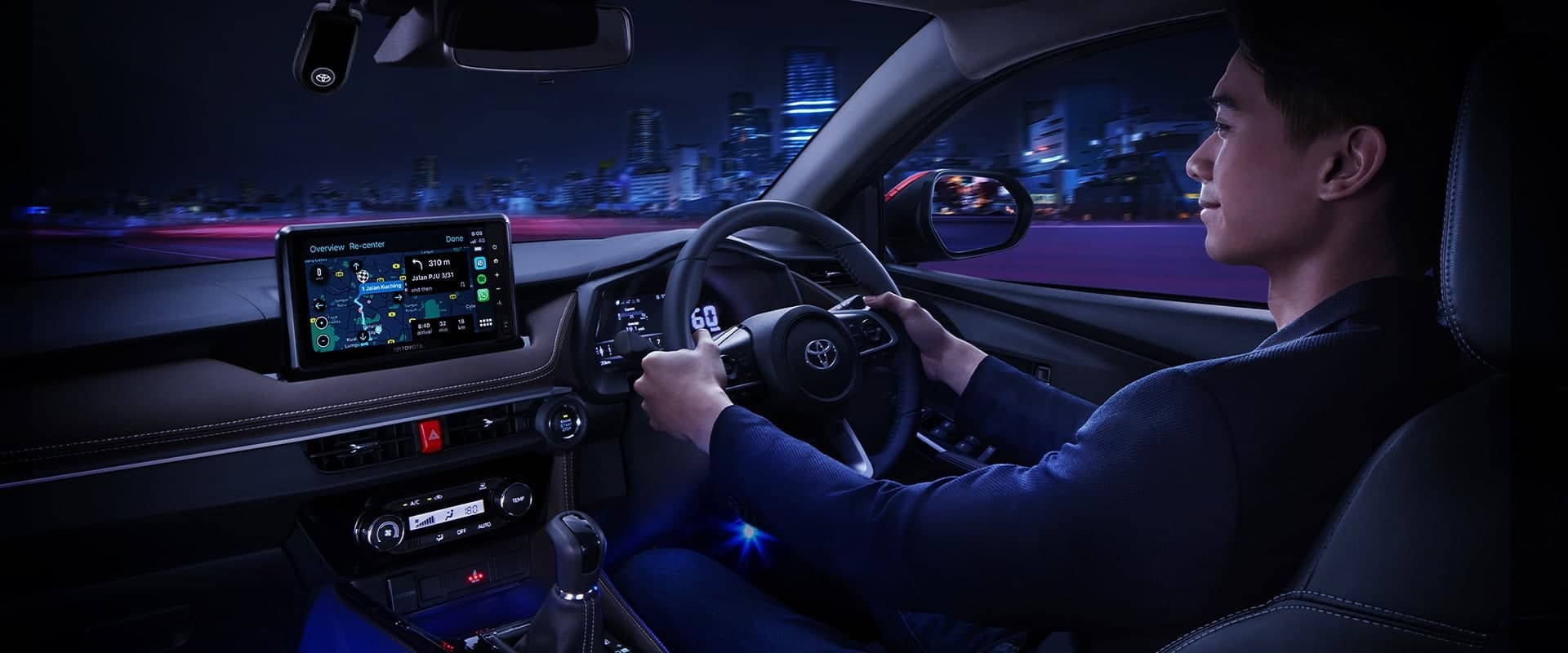 Ruang bagasi Toyota Vios dengan lampu ambient merah