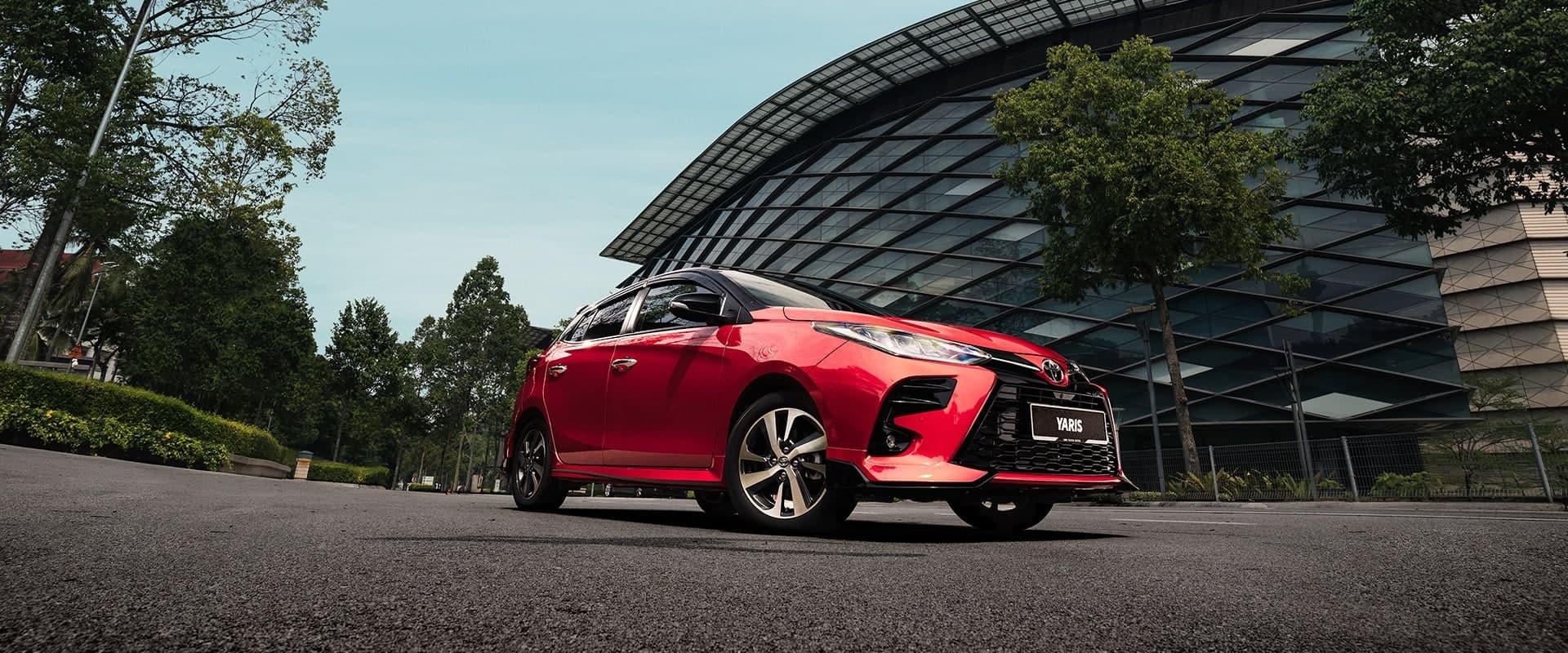 Toyota Yaris dwi-warna merah dan bumbung hitam, pandangan atas tiga suku