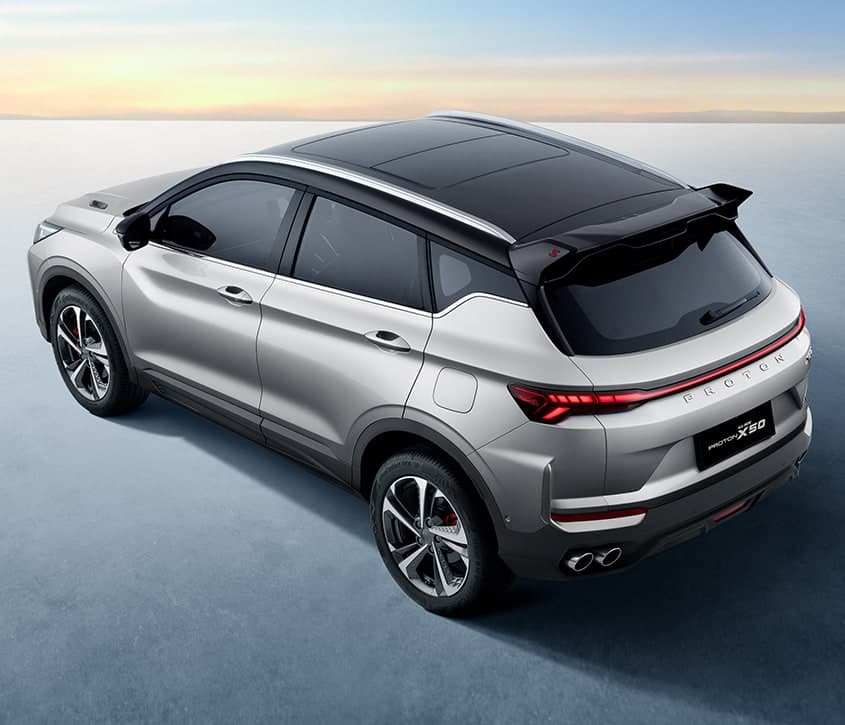 Proton X50 warna Armour Silver, pandangan tiga suku belakang tinggi