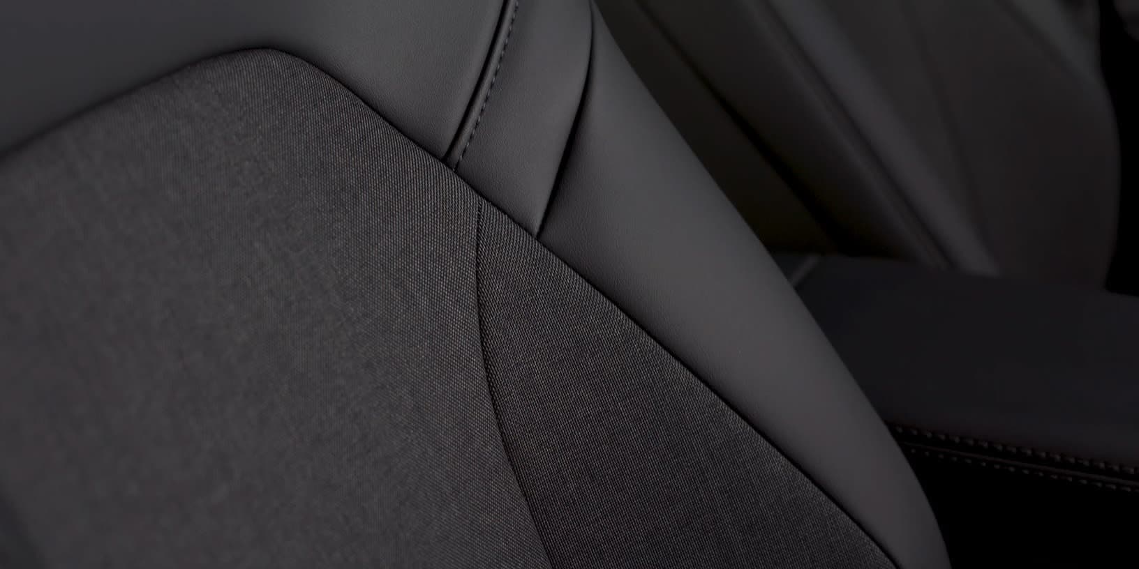 Tempat duduk dan konsol tengah Tesla Model 3