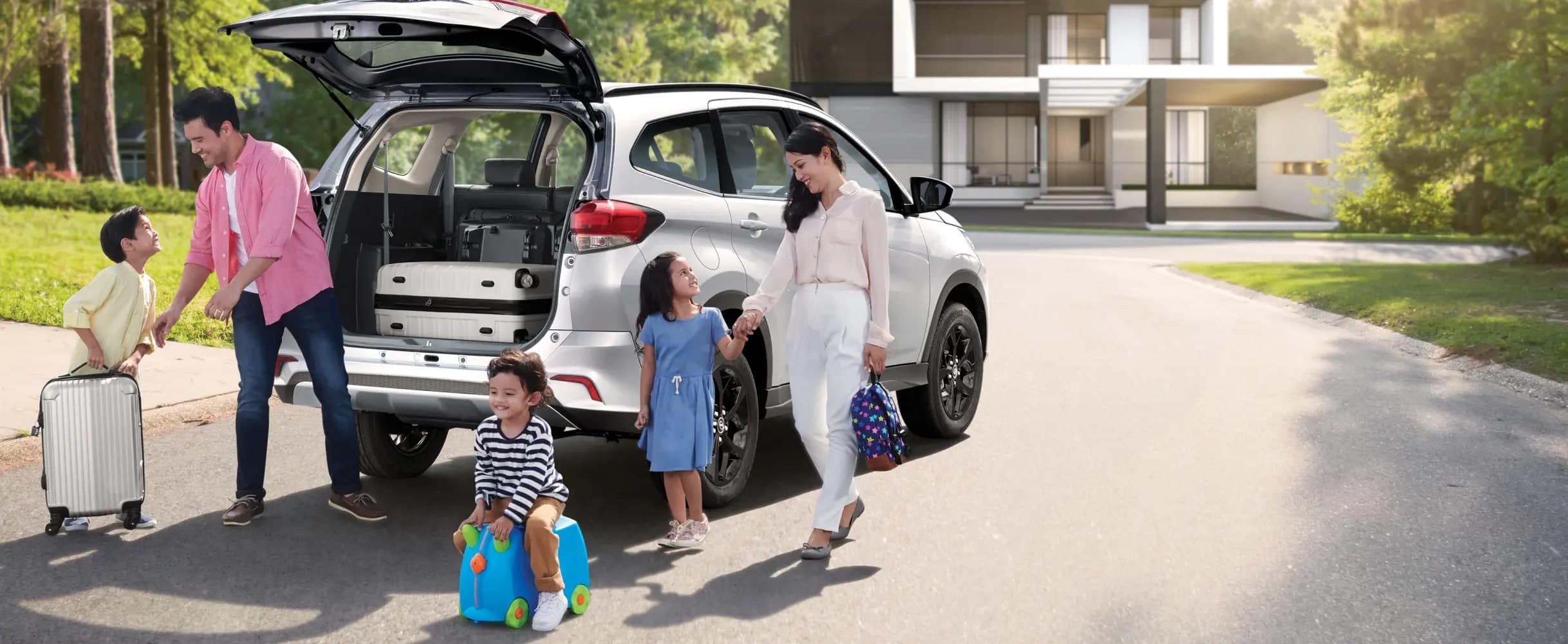 Perodua Aruz warna perak, but belakang terbuka dalam mod 5 tempat duduk