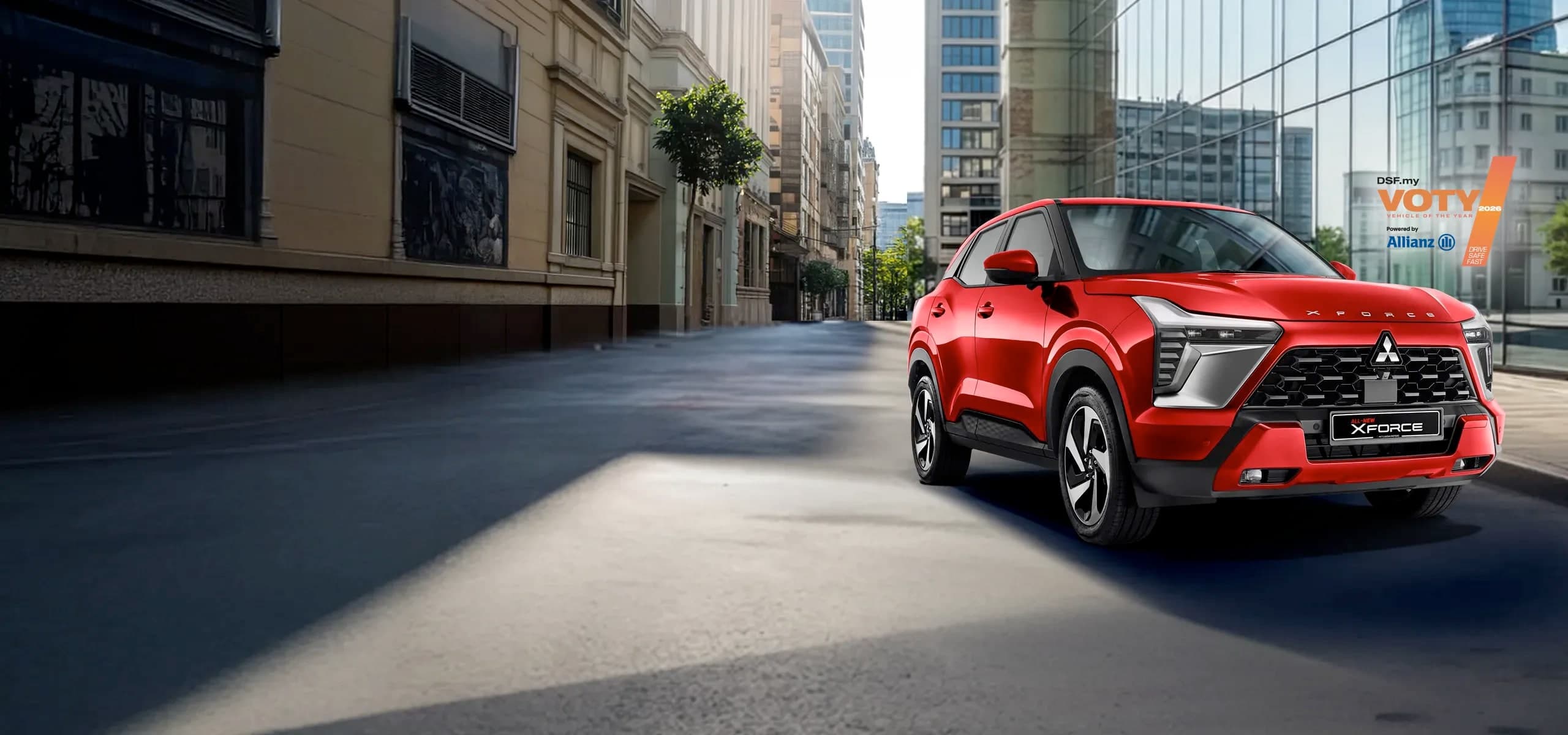 Mitsubishi Xforce warna Red Metallic, pandangan hadapan tiga suku