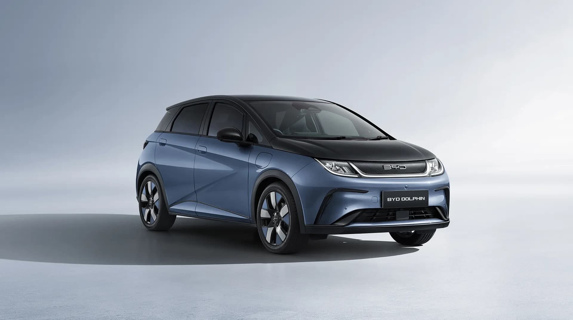 BYD Dolphin warna biru dengan bumbung hitam, pandangan hadapan tiga suku