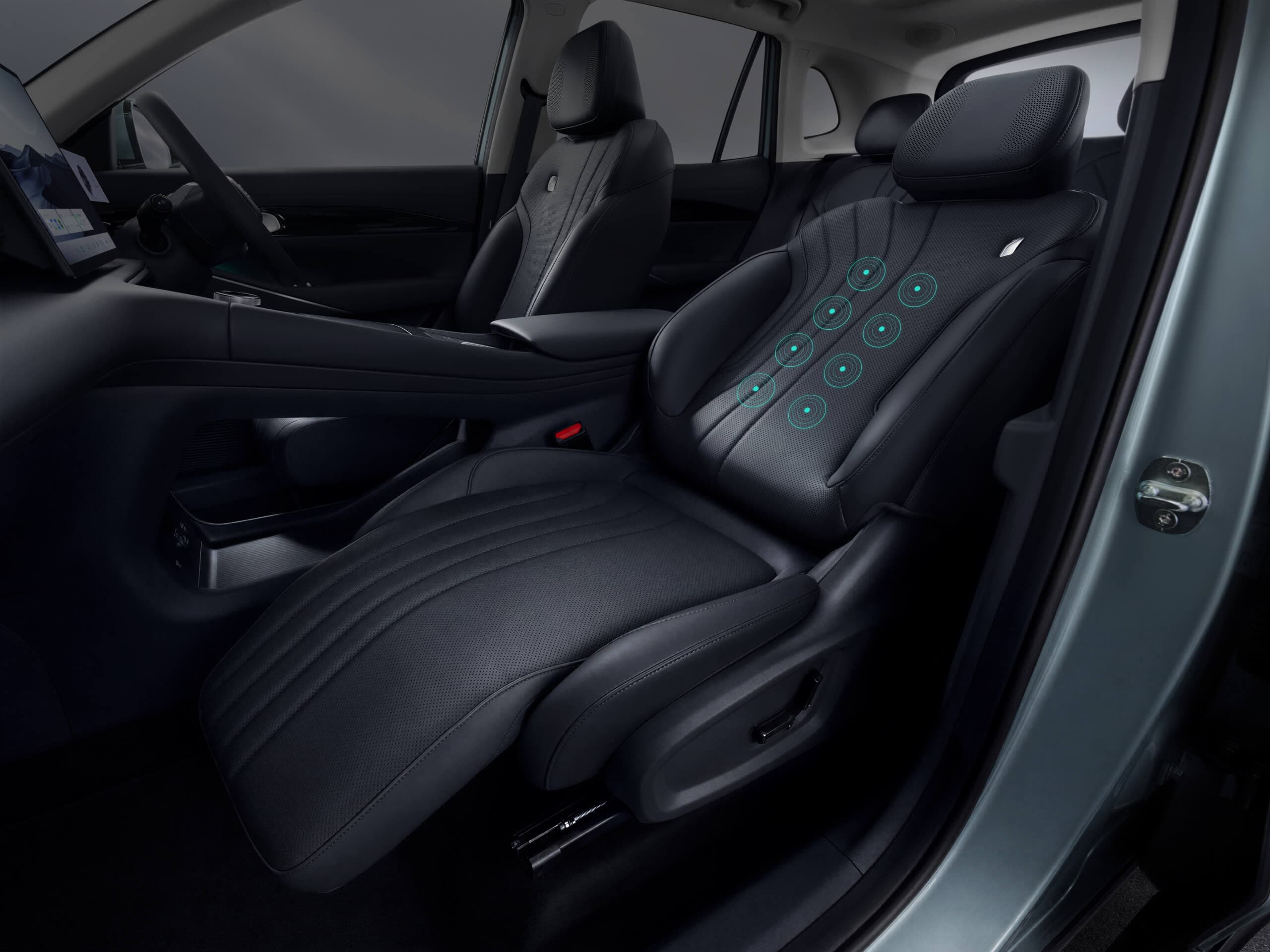 Tempat duduk kulit hitam Proton e.MAS 7 dengan bumbung panorama