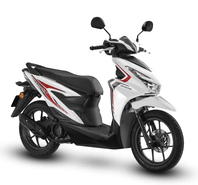 Honda BeAT warna putih dengan aksen merah, pandangan tiga suku hadapan dari kiri