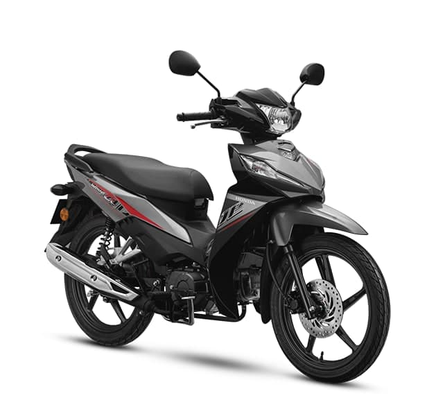 Honda Wave Alpha warna kelabu hitam dengan garis merah, pandangan tiga suku hadapan dari kiri
