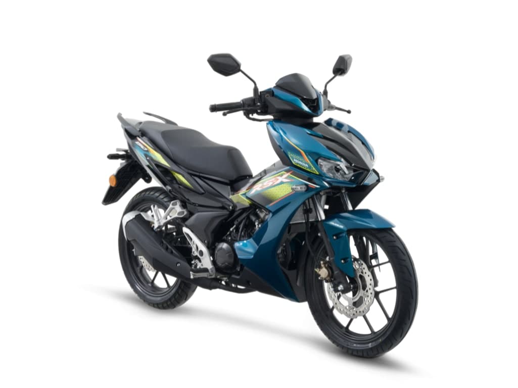 Honda RS-X Winner warna biru kehijauan dengan aksen kuning jingga, pandangan tiga suku hadapan dari kanan