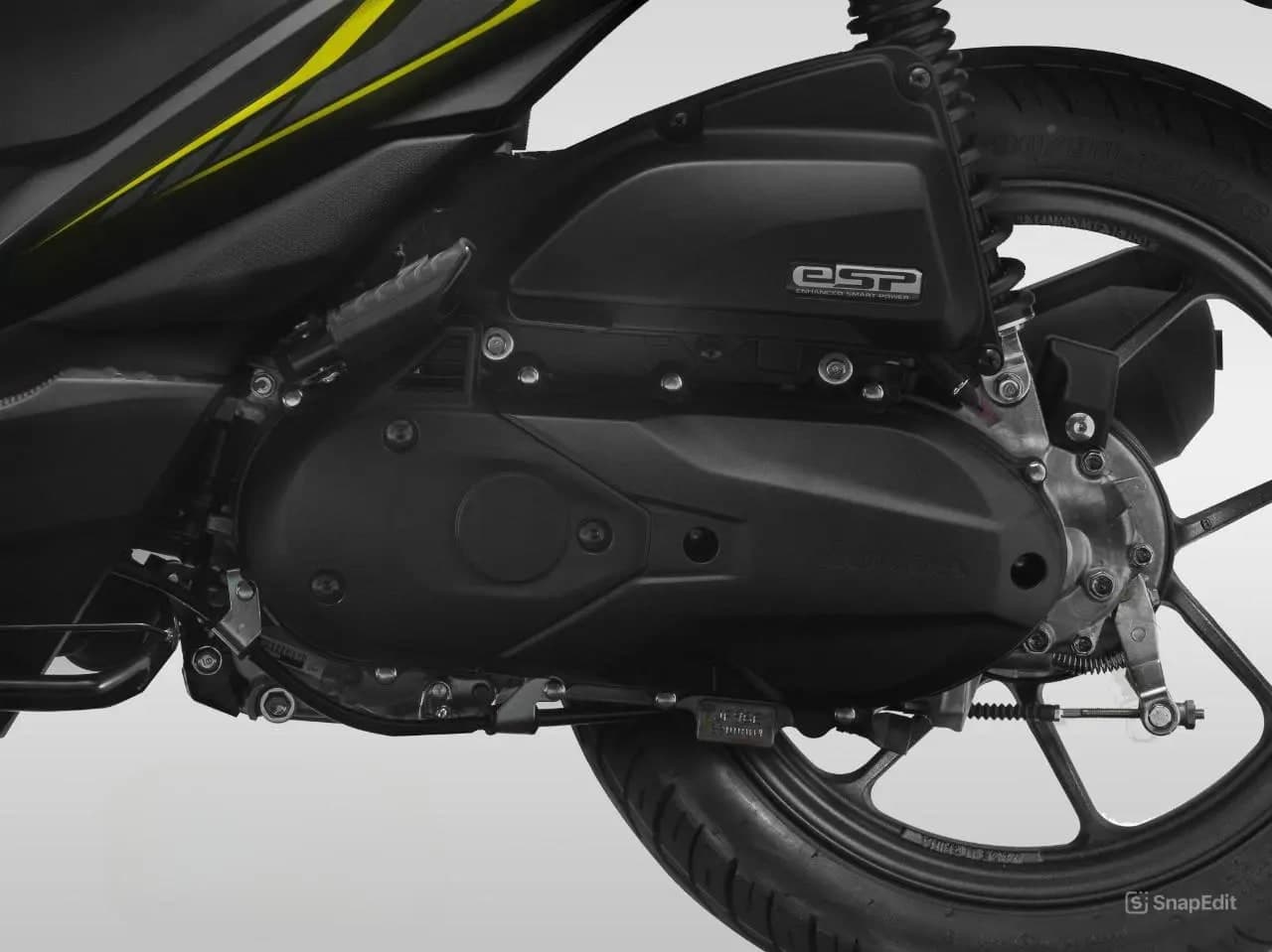 Enjin Honda BeAT dengan lencana eSP, pijakan kaki dan tuas kick-start kelihatan