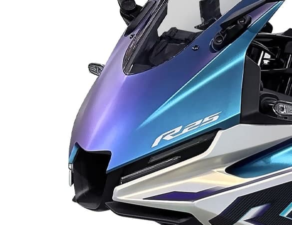 Kaus hadapan dan cermin depan Yamaha YZF-R25, cat pearl bertukar warna ungu kebiruan pada sudut ini, decal R25 kelihatan