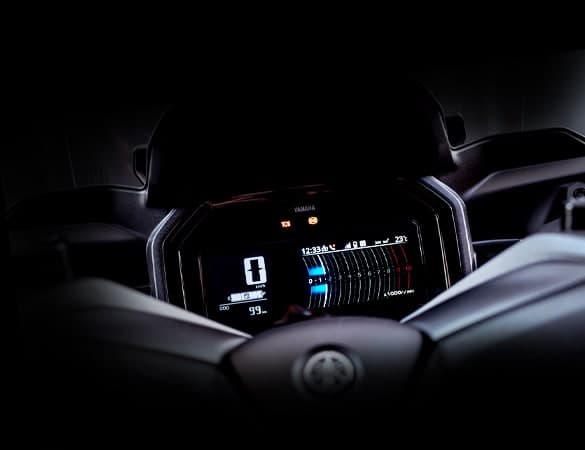 Kelompok meter dwi-skrin Yamaha XMAX 250 dipasang di belakang cermin depan
