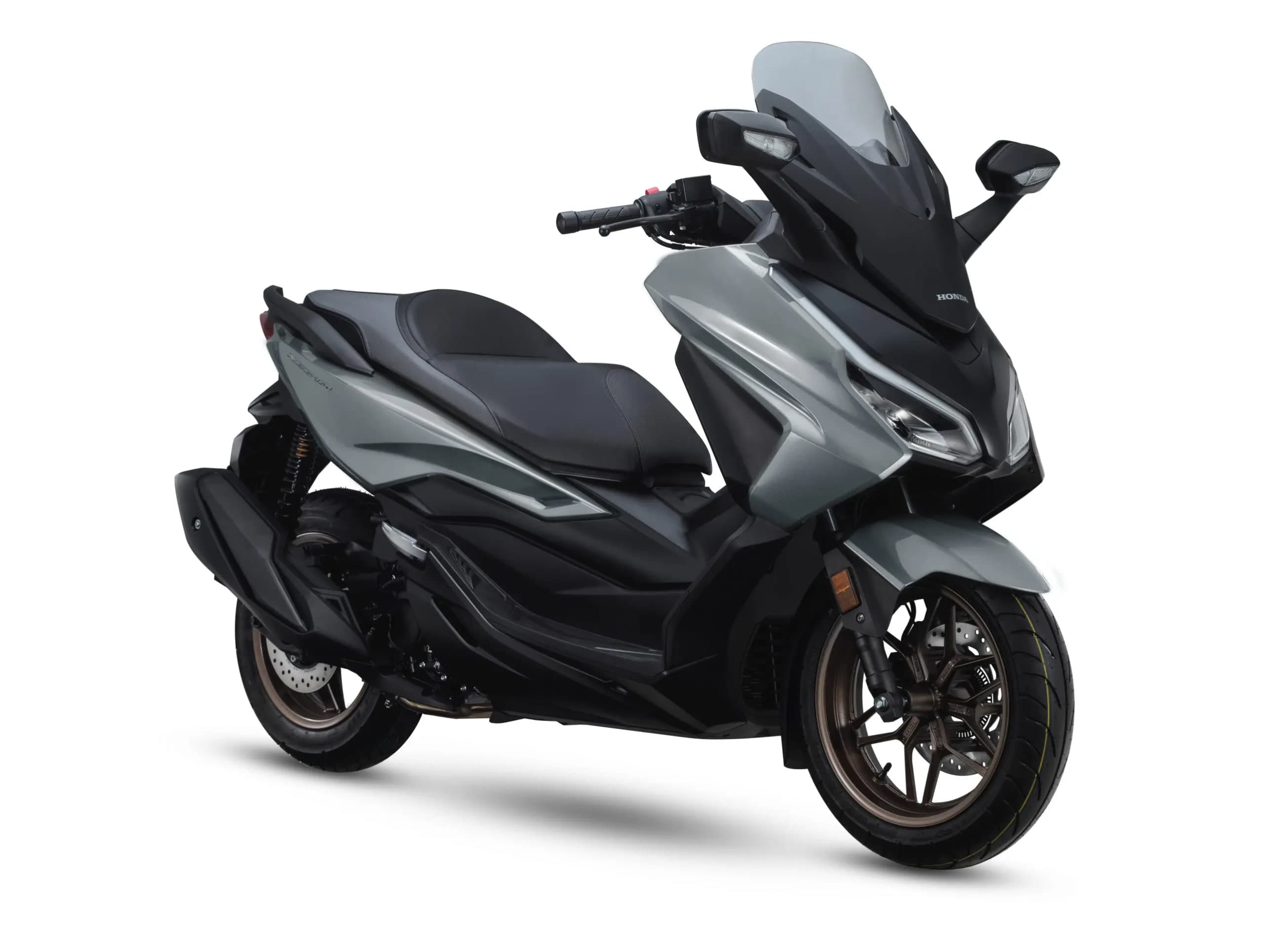 Honda NSS250 warna kelabu matte dengan rim aloi gangsa, pandangan tiga suku hadapan dari kanan
