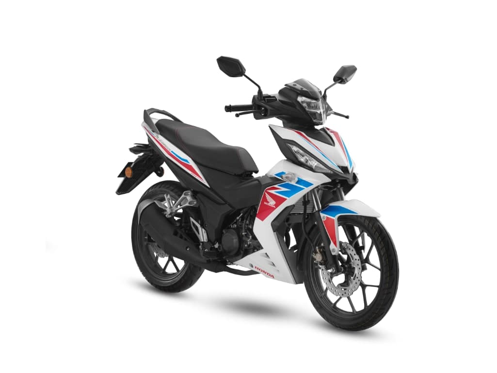 Honda RS150R warna tricolor putih merah biru, pandangan tiga suku hadapan dari kanan