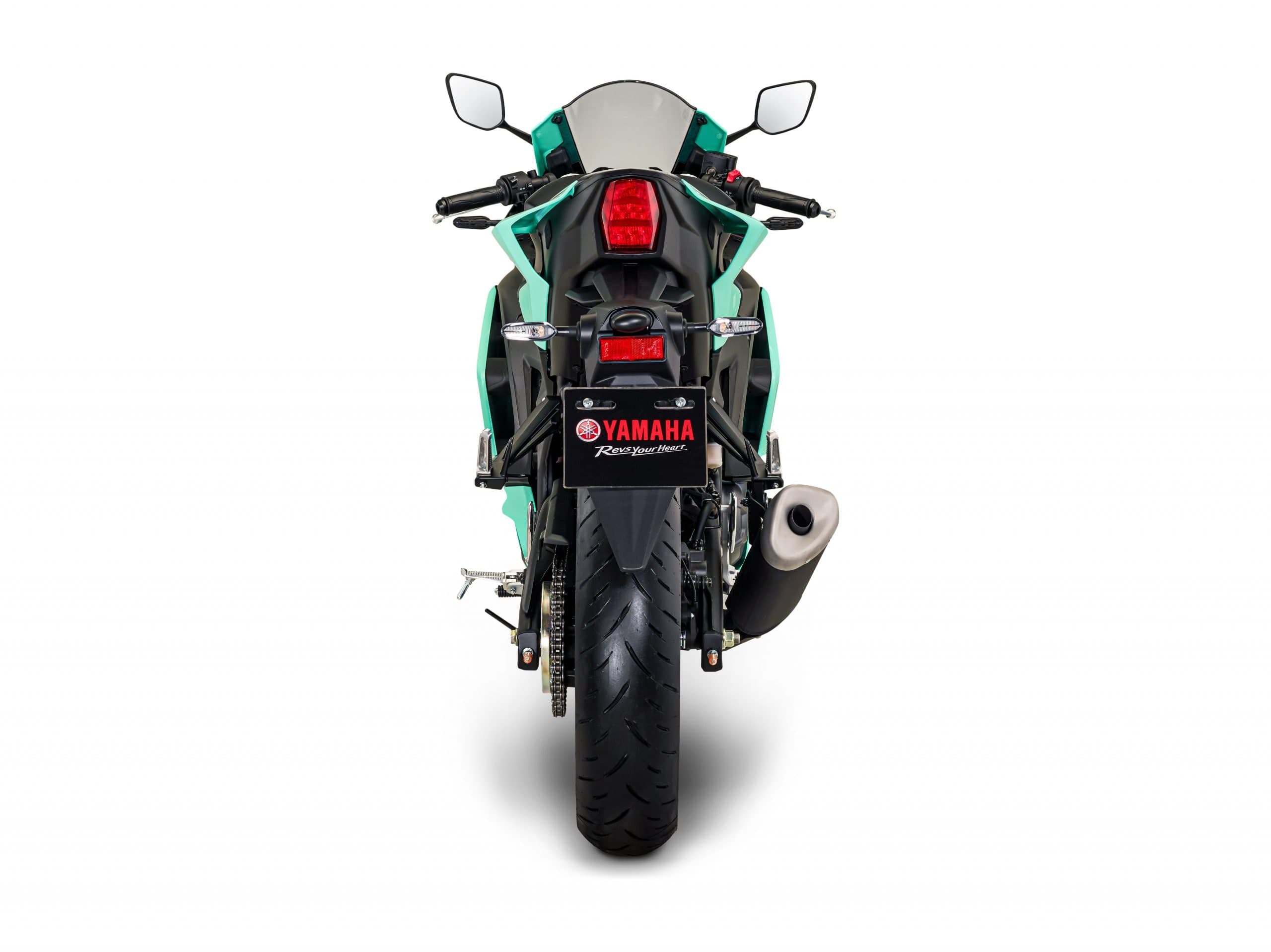Yamaha YZF-R25 warna pearl hijau mint, pandangan belakang penuh menunjukkan lampu belakang LED dan pemegang plat nombor