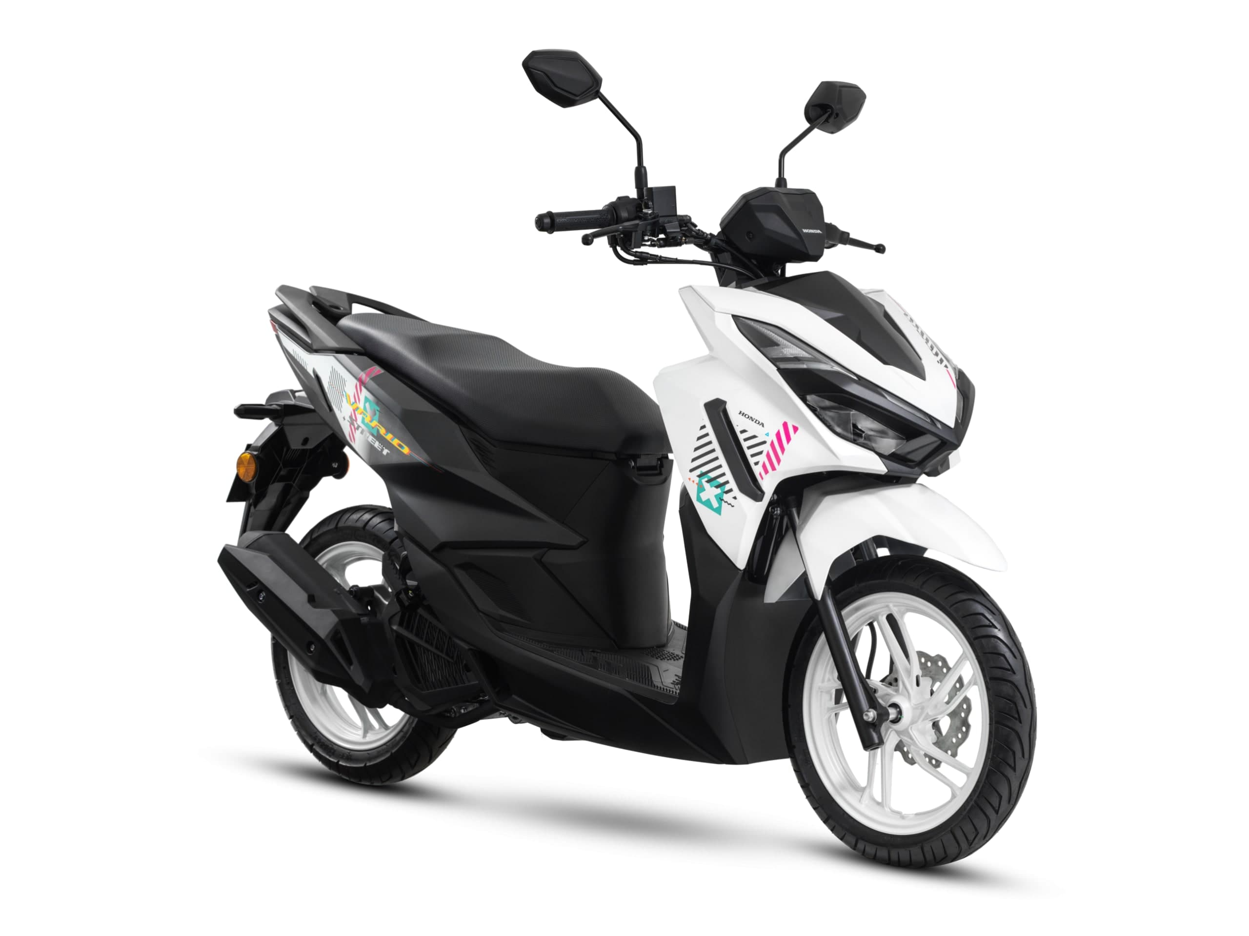 Honda Vario 125 Street warna putih dengan grafik graffiti merah jambu dan teal, pandangan tiga suku hadapan dari kanan