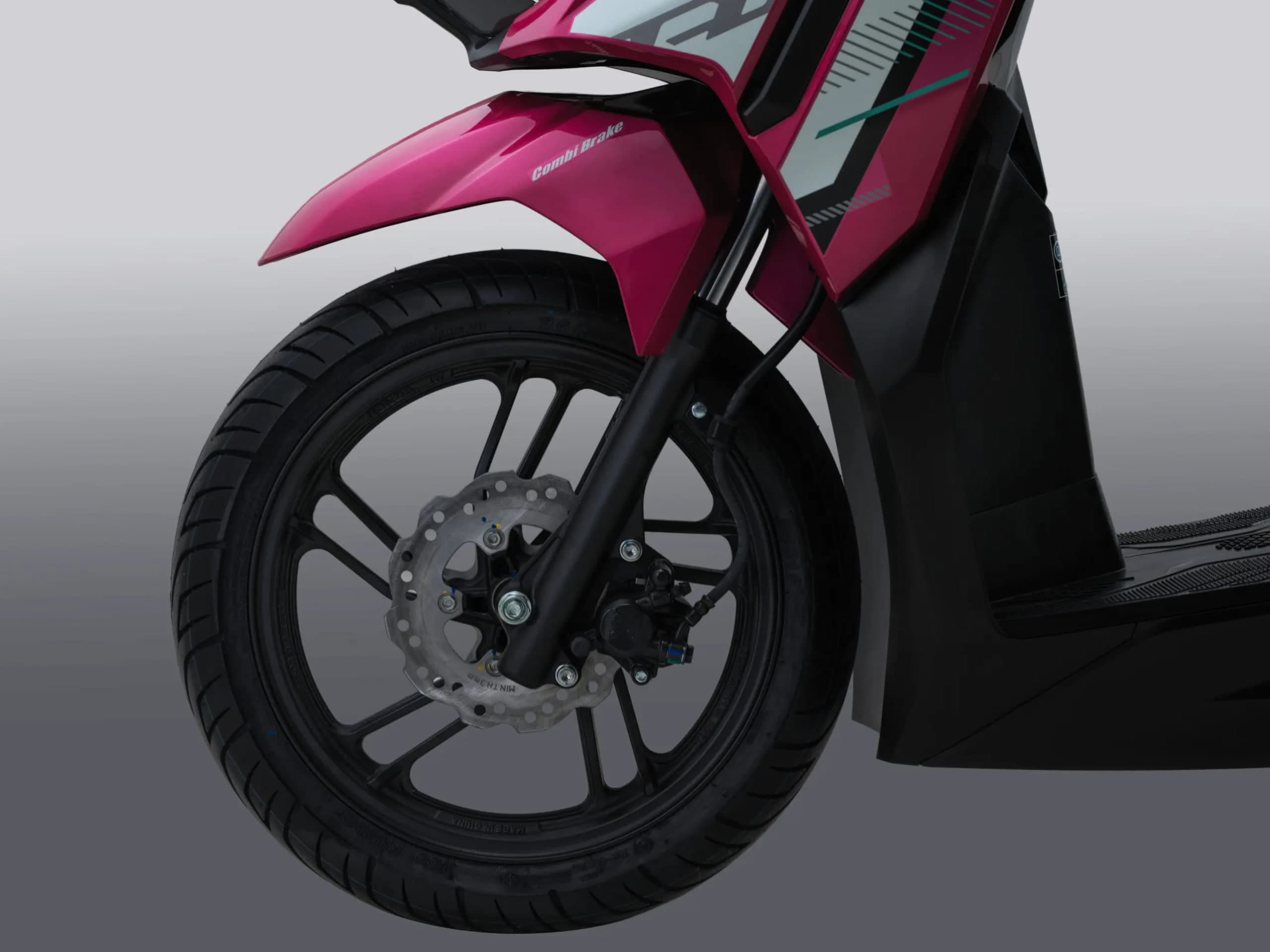 Roda hadapan Honda Vario 125 dengan brek cakera dan fender merah jambu bertulis Combi Brake