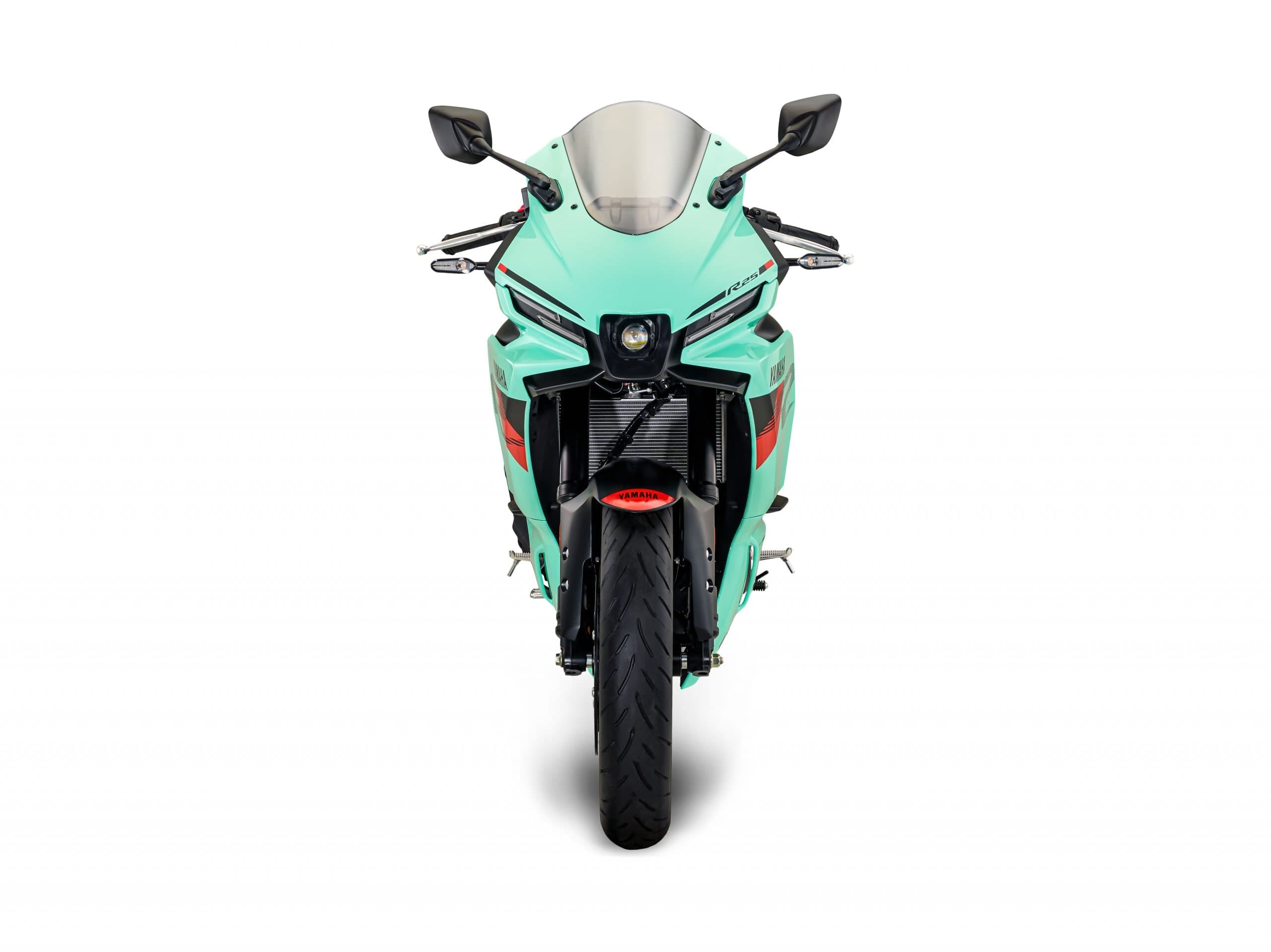 Yamaha YZF-R25 warna pearl hijau mint dengan aksen merah, pandangan hadapan penuh dengan fairing penuh dan lampu utama LED tunggal