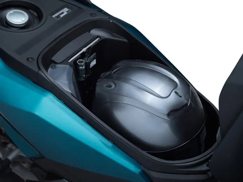 Kotak utiliti 1.8 liter Honda Vario 160 terbuka dengan topi keledar muka penuh di dalamnya